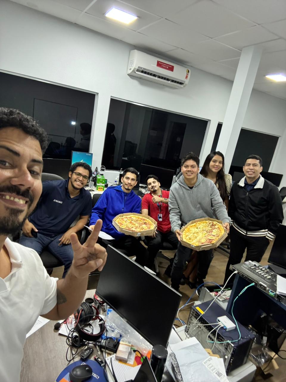 Rafael Morais conduzindo o papo reto