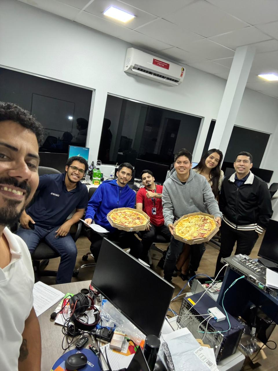 Equipe atenta às orientações